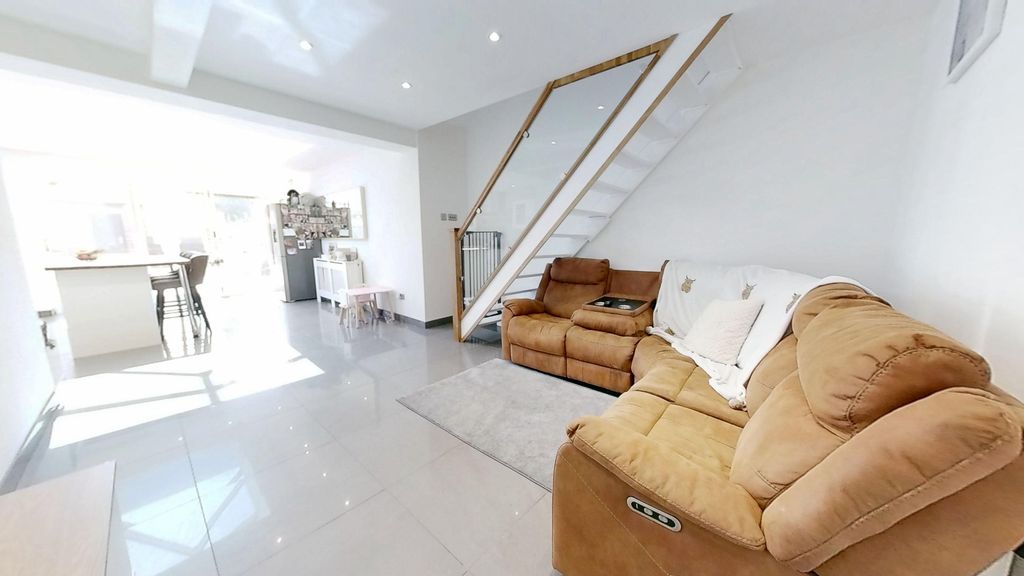 Property photo 3 of 17 Photo 7