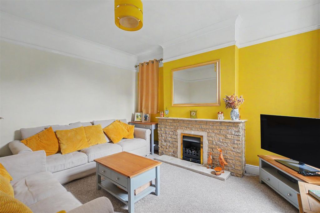 Property photo 3 of 33 Sitting Room