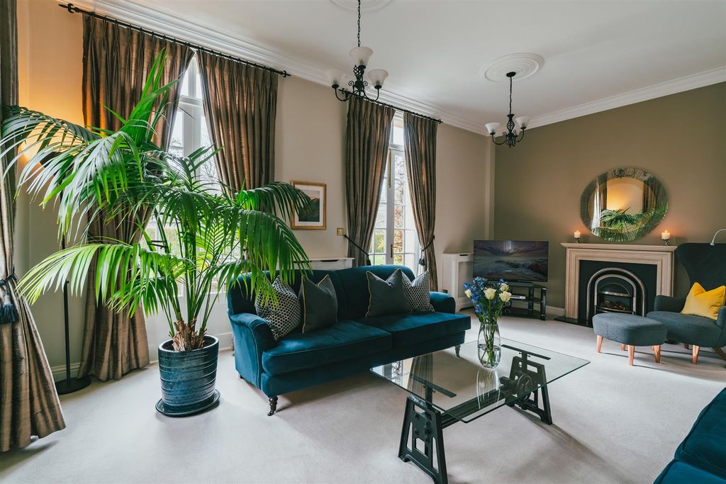 Property photo 1 of 37 Lounge