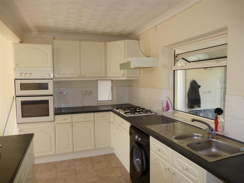 Property photo 3 of 8 Kitchen