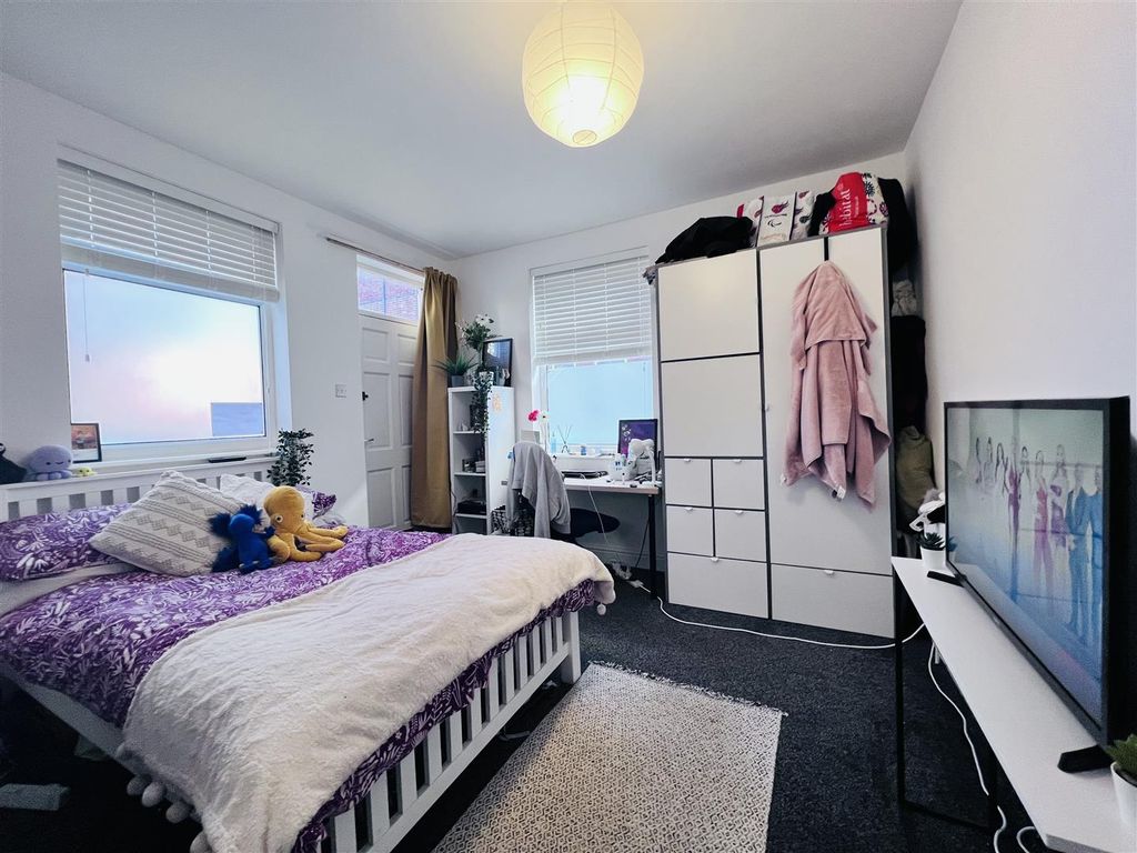 Property photo 2 of 10 Bedroom One