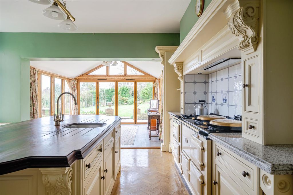 Property photo 3 of 29 Kitchen / Breakfast Room