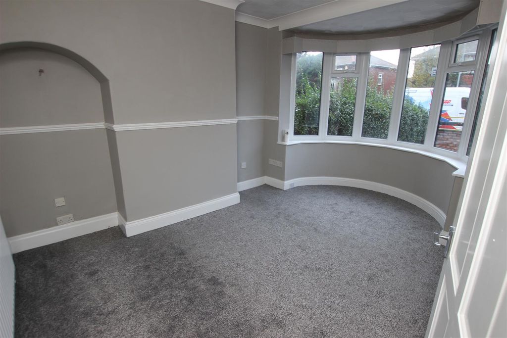 Property photo 3 of 10 Lounge