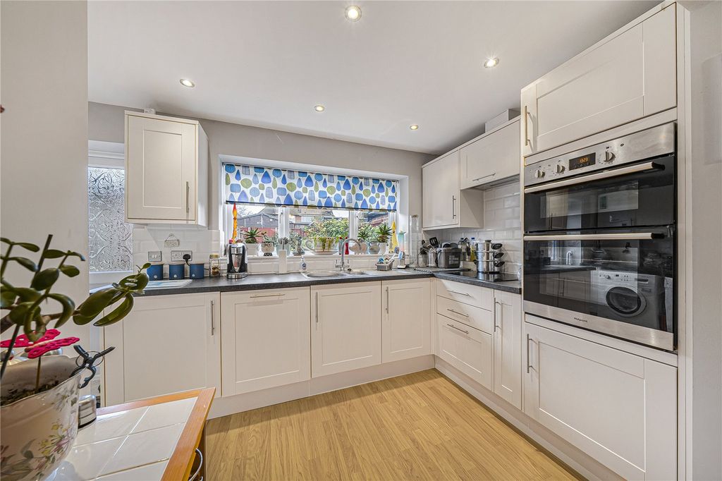 Property photo 3 of 17 Kitchen