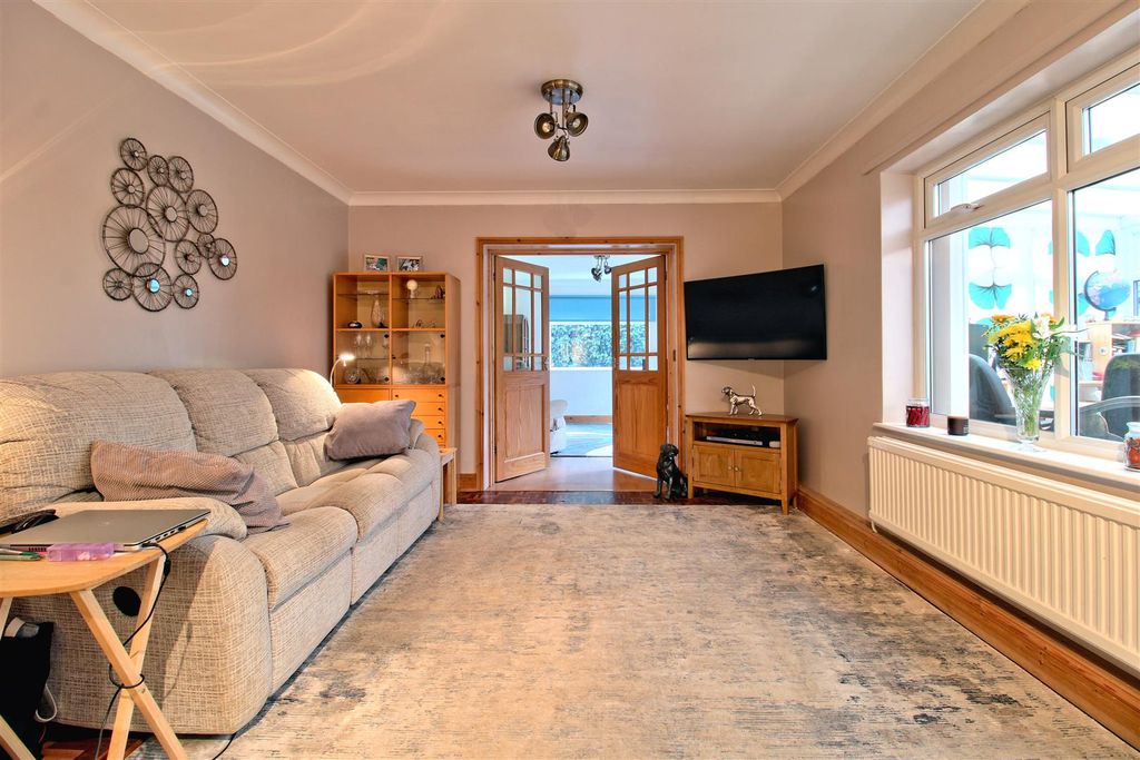 Property photo 2 of 37 Lounge