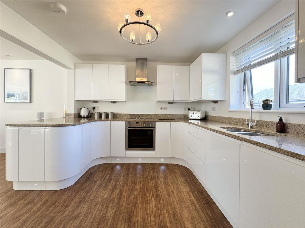 Property photo 2 of 33 Kitchen