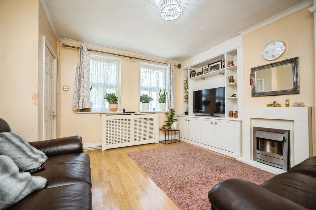Property photo 1 of 16 Lounge
