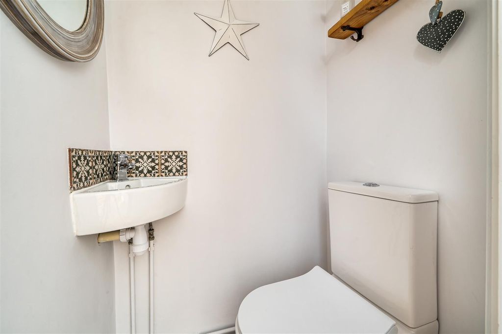 Property photo 3 of 22 Cloakroom.Jpg