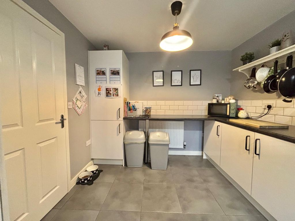 Property photo 3 of 20 Kitchen