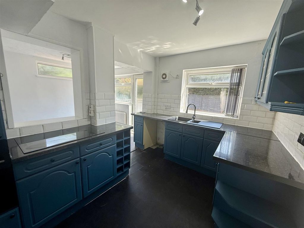 Property photo 3 of 12 Kitchen
