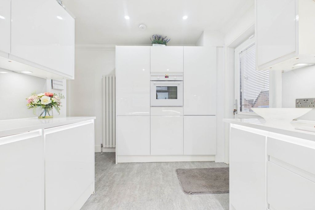 Property photo 3 of 25