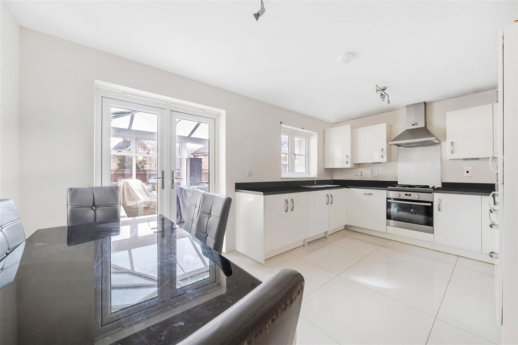 Property photo 3 of 10 Kitchen