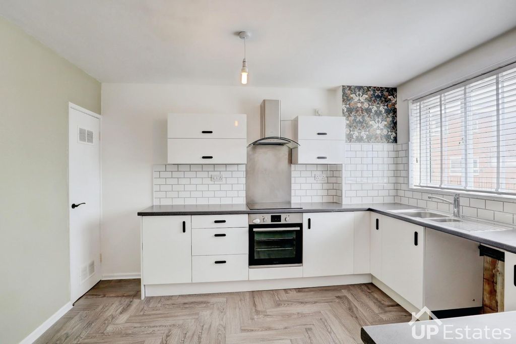 Property photo 2 of 11 Kitchen