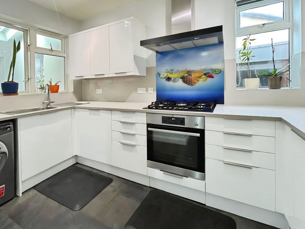 Property photo 3 of 12 Pbox-Kitchen-342247.Jpg