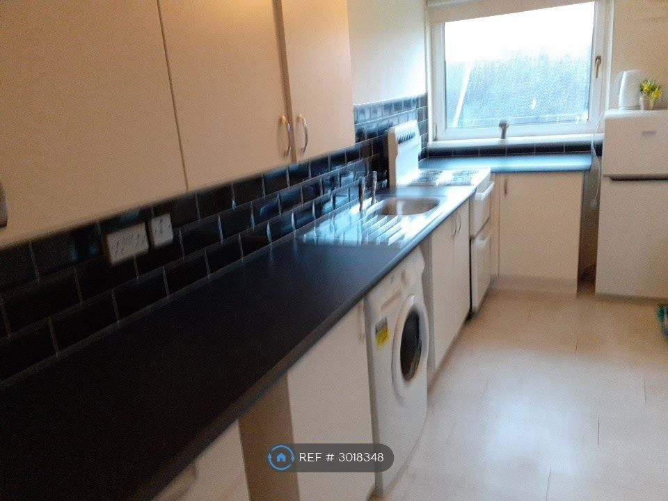 Property photo 2 of 7 Fully Fitted Kitchen