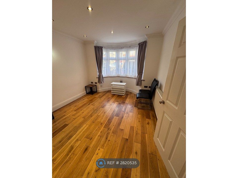 Property photo 2 of 27 Downstairs Double Room