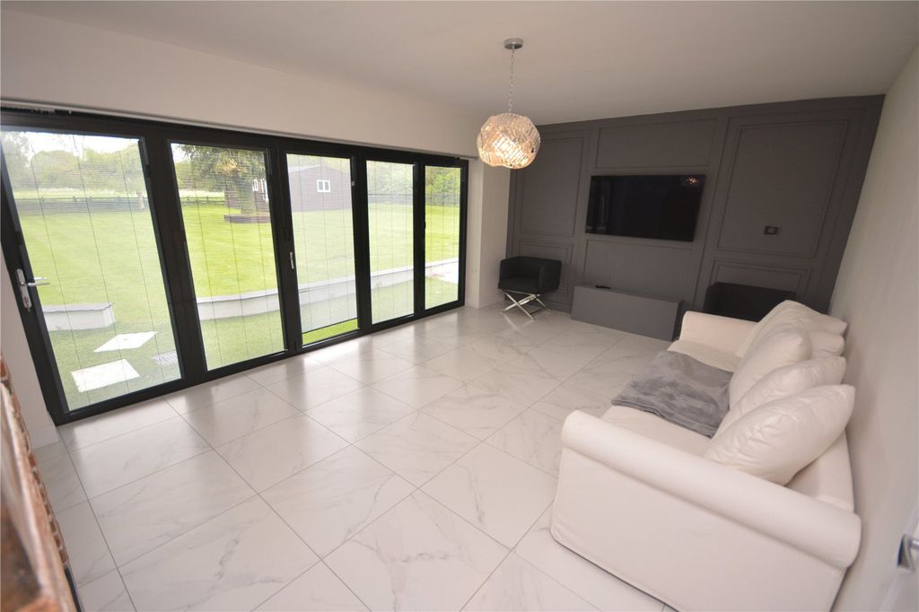 Property photo 3 of 14 Lounge