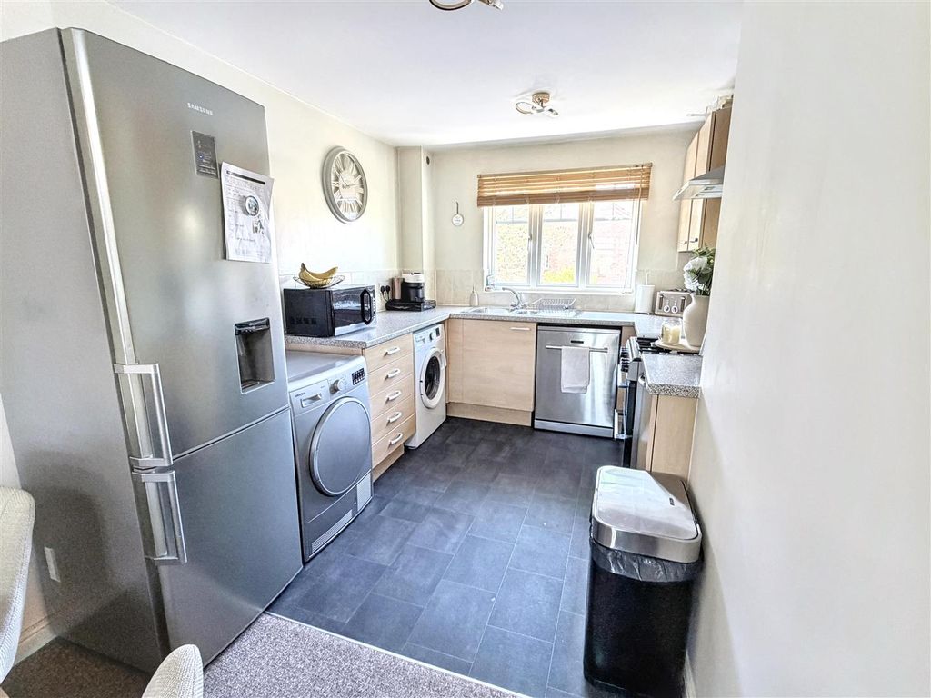 Property photo 3 of 7 Kitchen