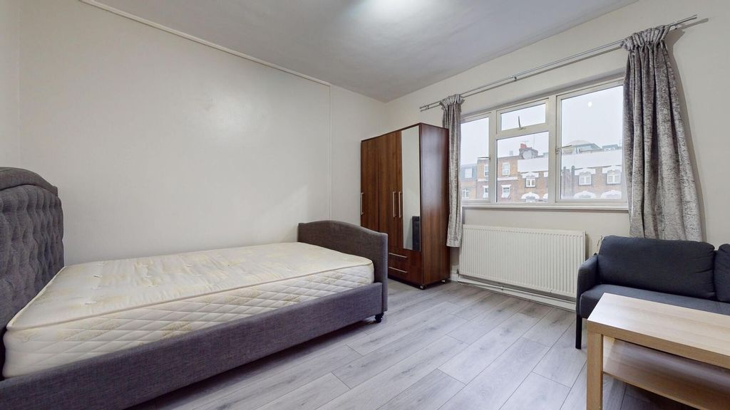 Property photo 1 of 6 A Bright And Tidy Double Bedroom Featuring A Comfo...