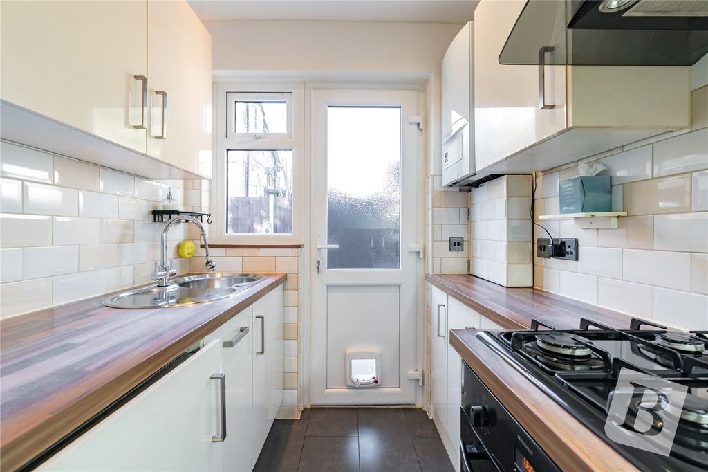 Property photo 3 of 11 Kitchen