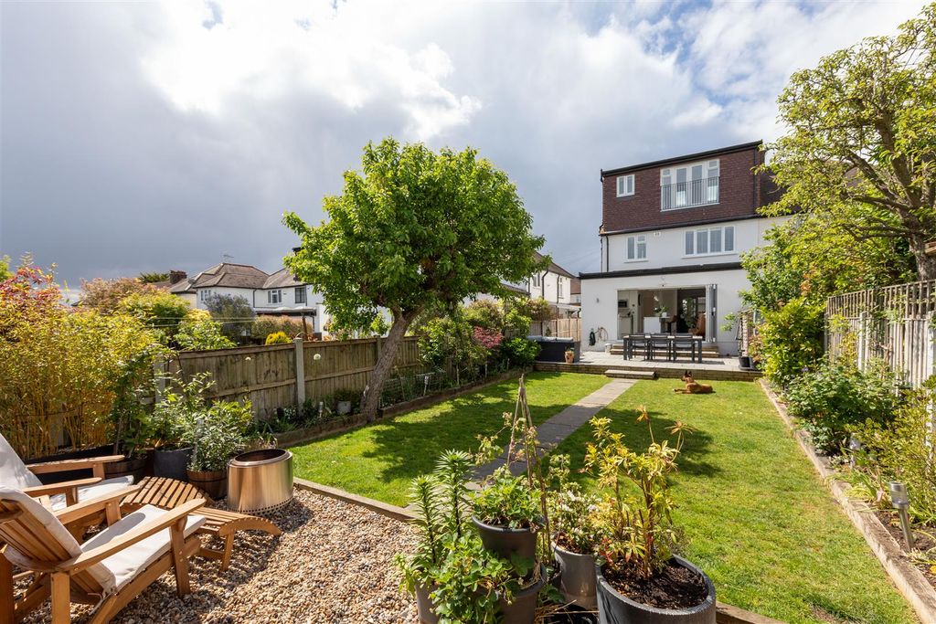 Property photo 3 of 30 Essex Road, E4