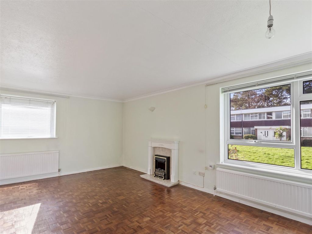 Property photo 2 of 10 36 College Gardens-002.Jpg