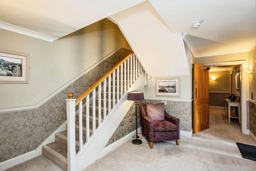 Property photo 2 of 25 Communal Entrance