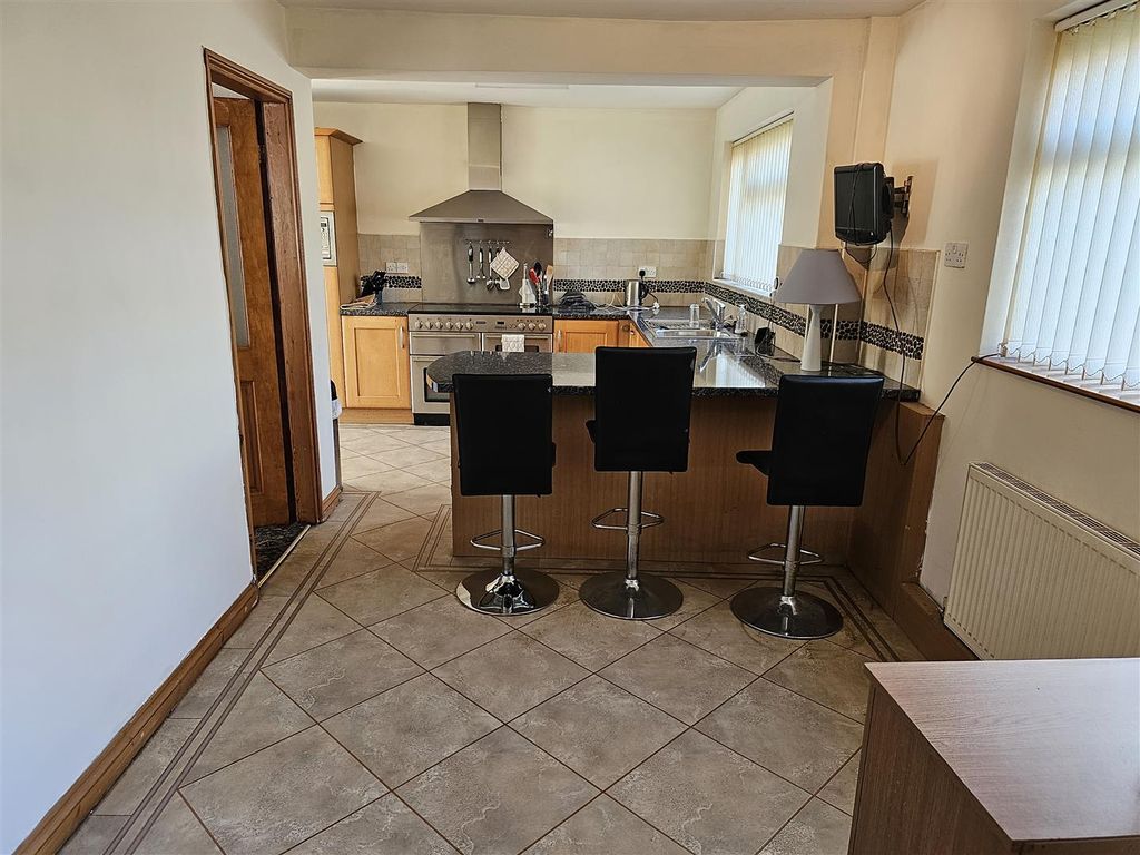 Property photo 3 of 11 Kitchen Full.Jpg
