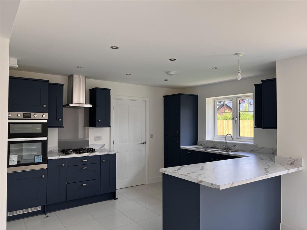 Property photo 2 of 14 Kitchen/Dining Room