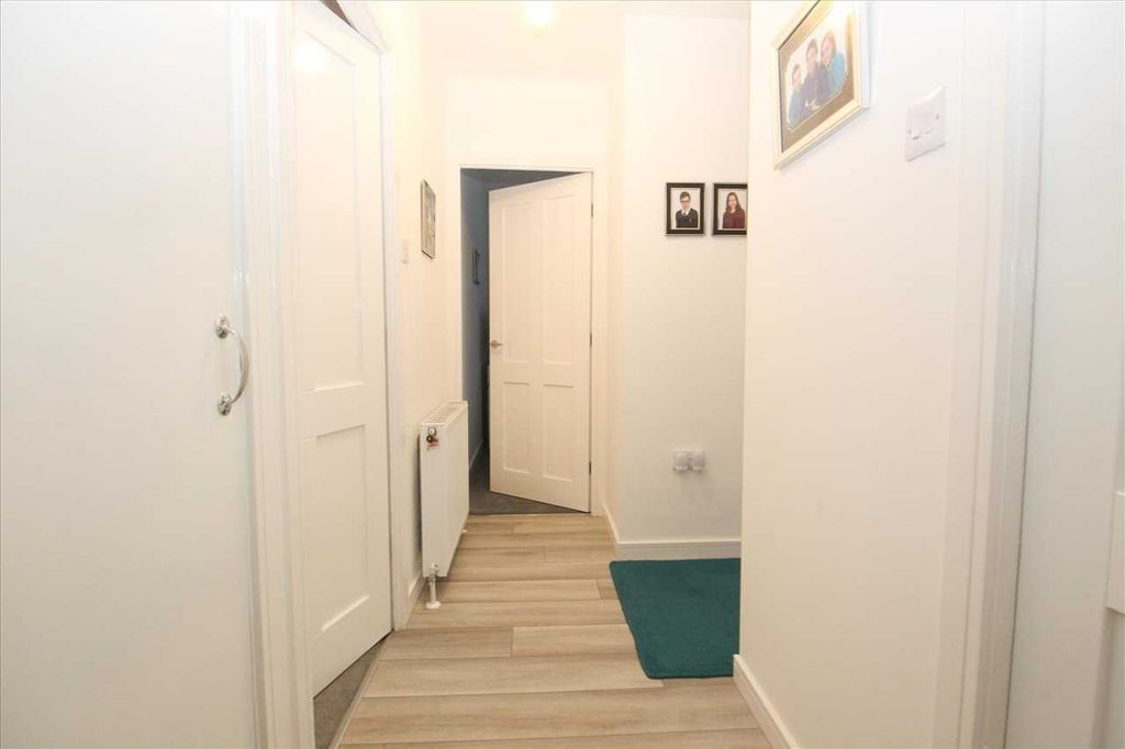 Property photo 2 of 12 Entrance Hall