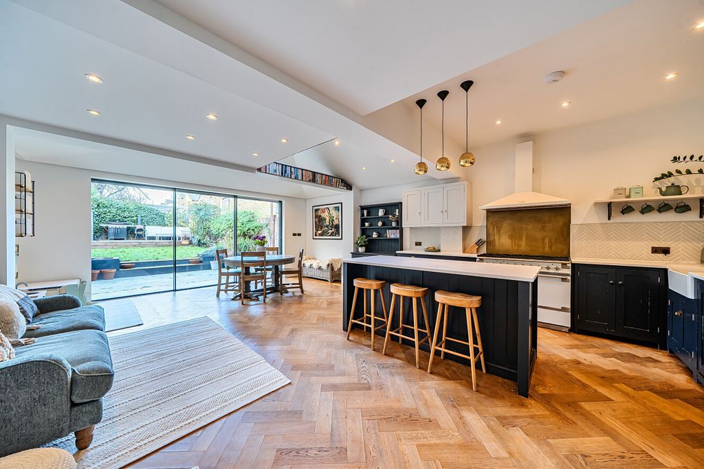 Property photo 2 of 17 1405933-15-697A09...