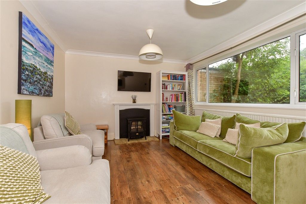 Property photo 3 of 11 Lounge