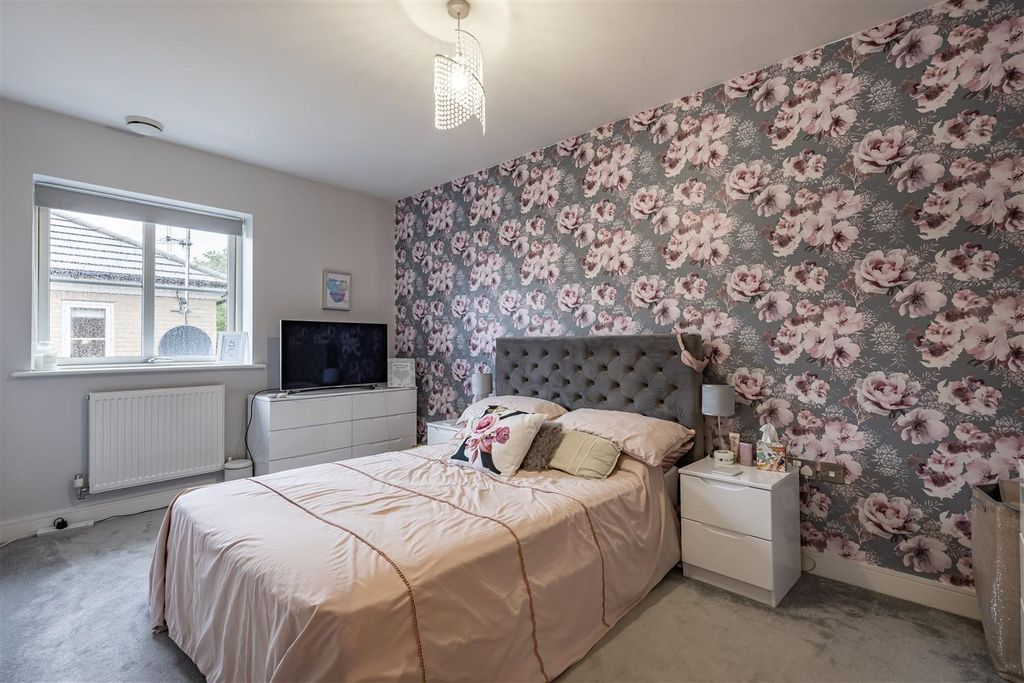 Additional image 10 of 2 bed flat for saleBuckingham Road, Epping CM16
