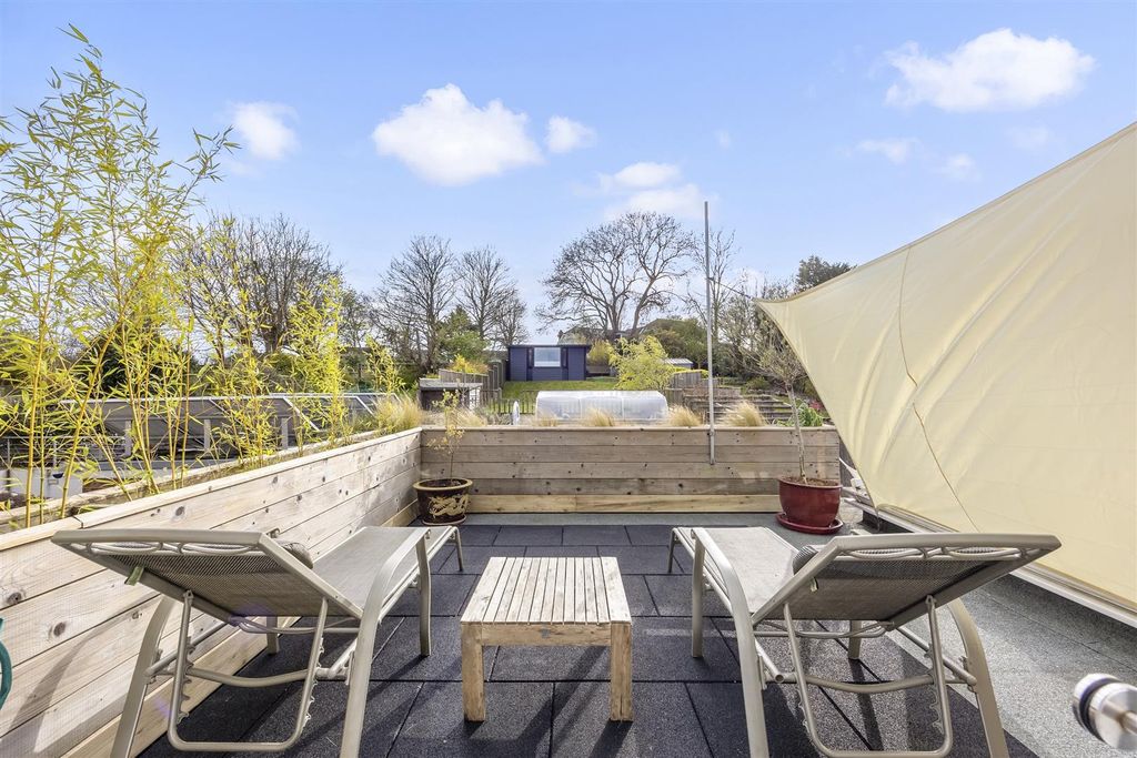 Property photo 2 of 26 Roof Terrace