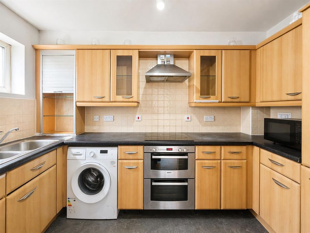 Property photo 3 of 10 Kitchen