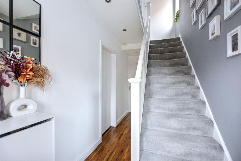 Property photo 2 of 26 Entrance Hall.Jpeg