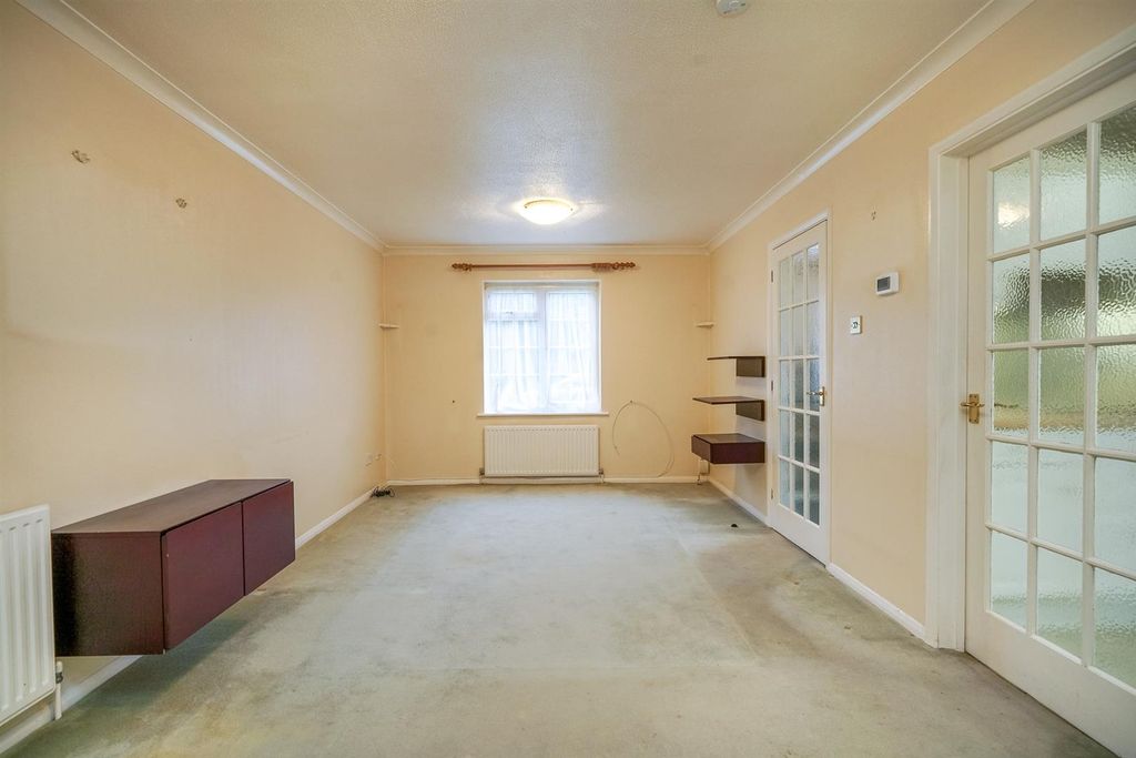 Property photo 3 of 20 Lounge