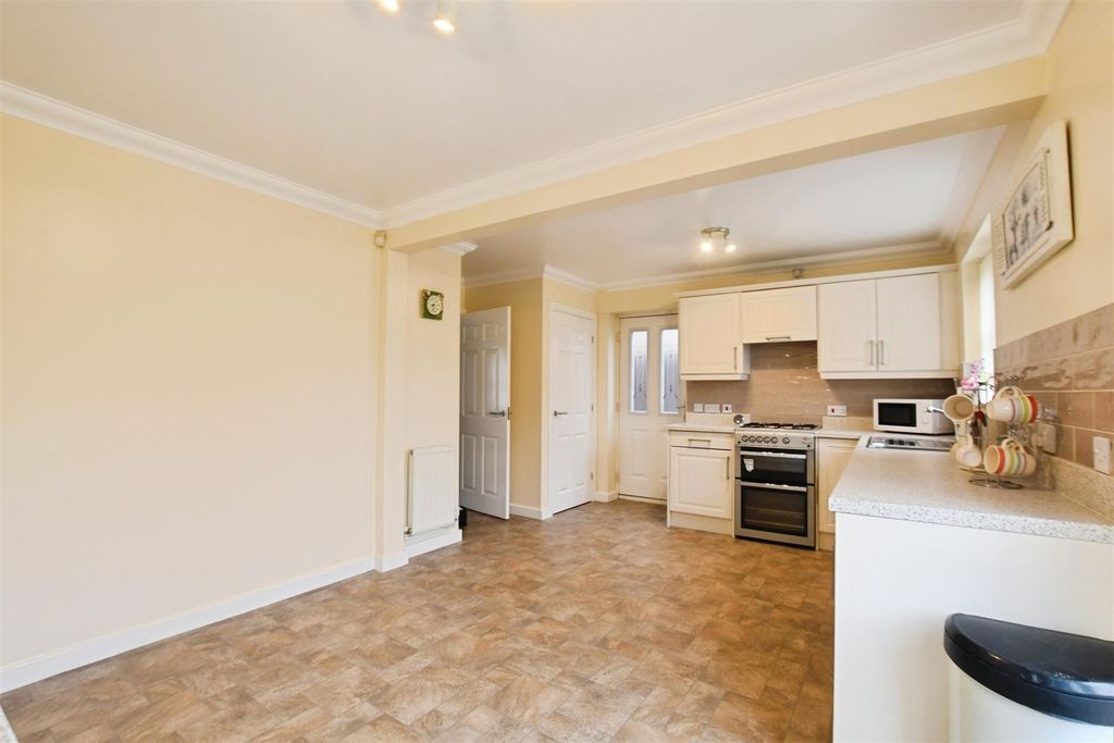 Property photo 2 of 20 Fitted Kitchen