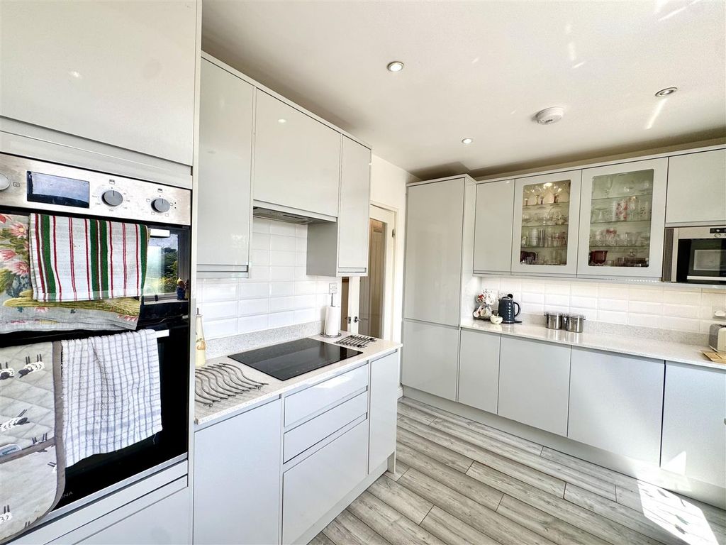 Property photo 3 of 15 Kitchen