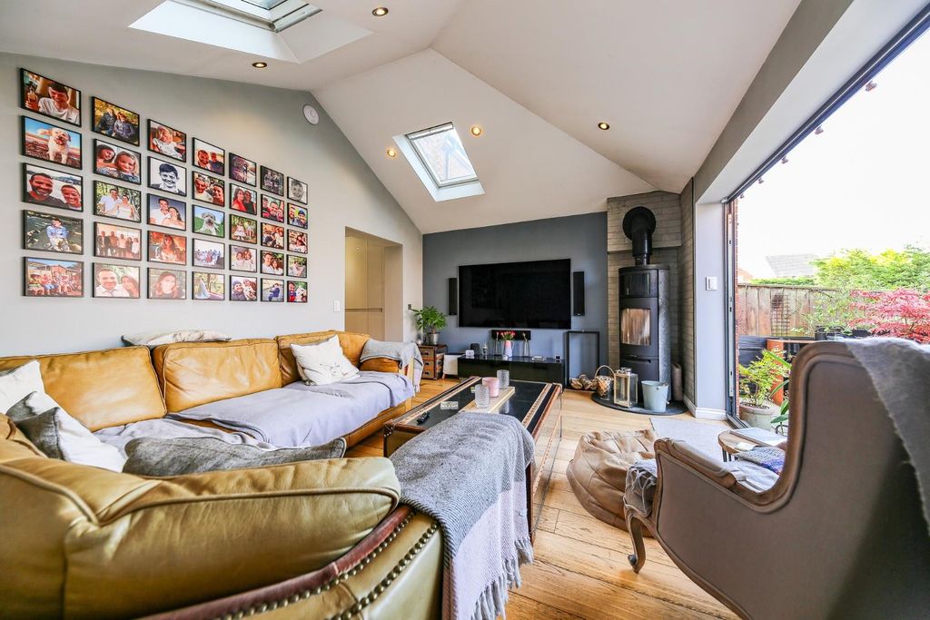 Property photo 3 of 28 Living Room