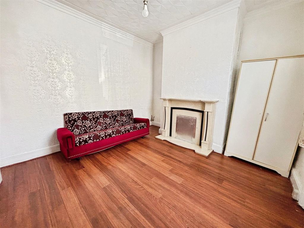 Property photo 3 of 19 Lounge