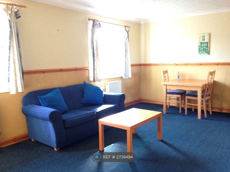 Property photo 1 of 10 Bright, Large Living Room With Twin Windows
