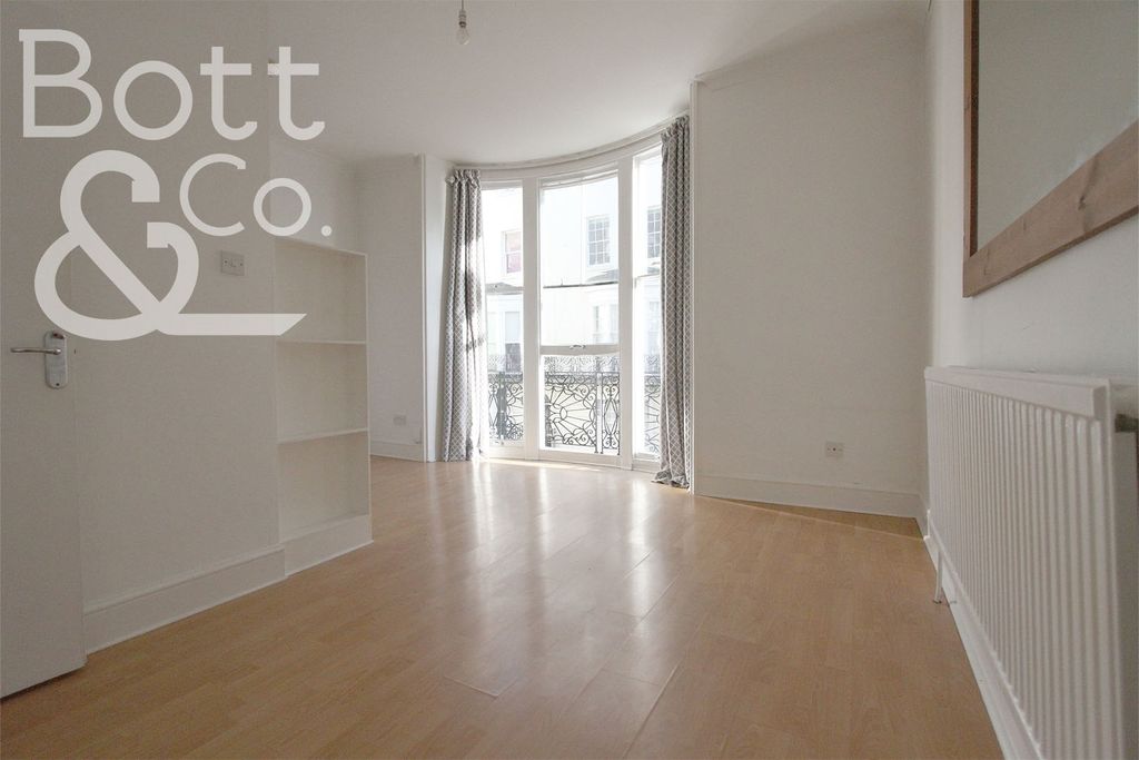 Property photo 3 of 13 Bay Window Room 2