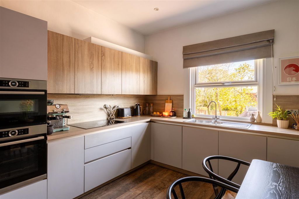 Property photo 2 of 26 Flat 3, 127 Barnett Wood Lane-22.Jpg