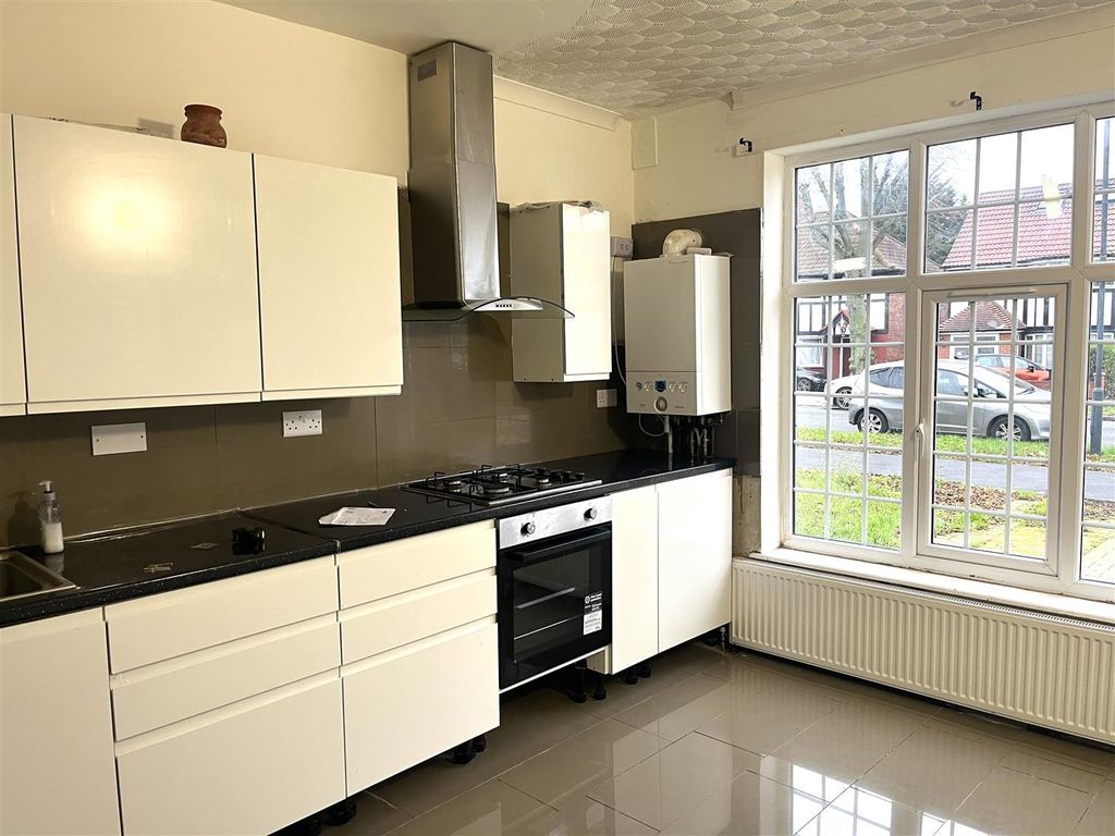 Property photo 3 of 9 Kitchen