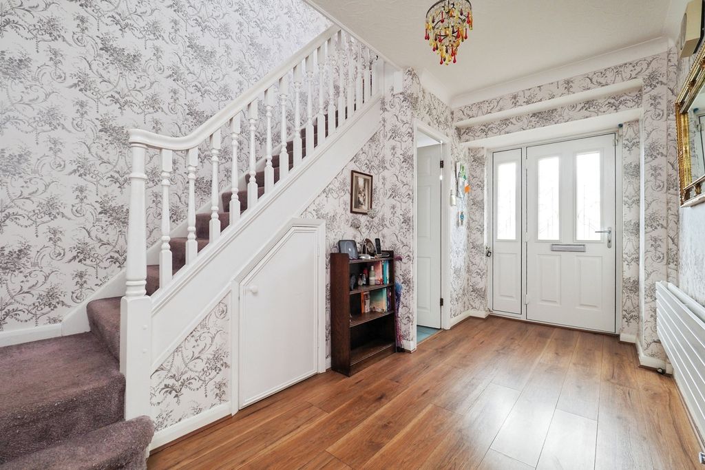 Property photo 3 of 19 Entrance Hallway