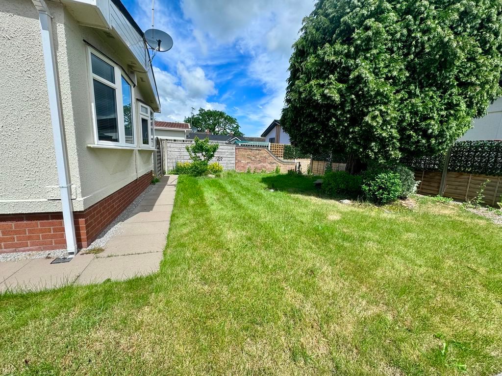 Property photo 3 of 19 Side Garden