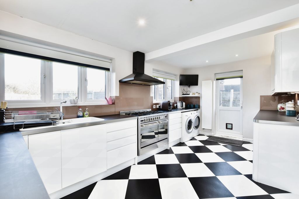 Property photo 3 of 15 Kitchen