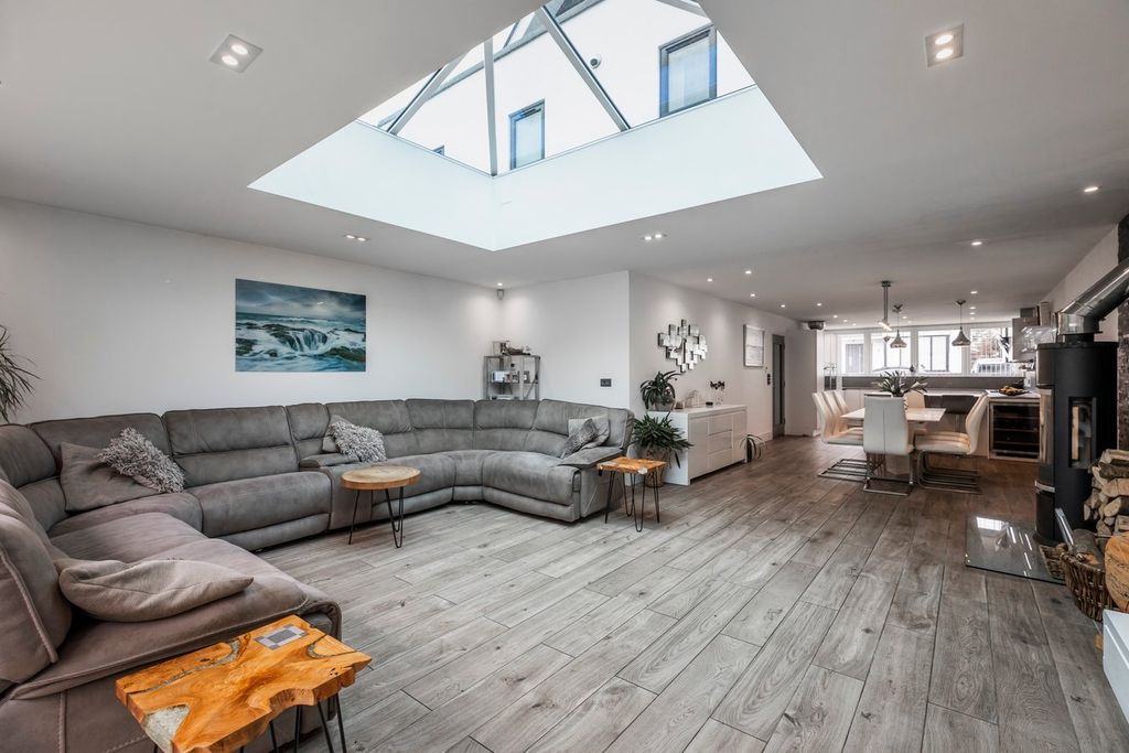 Property photo 2 of 23