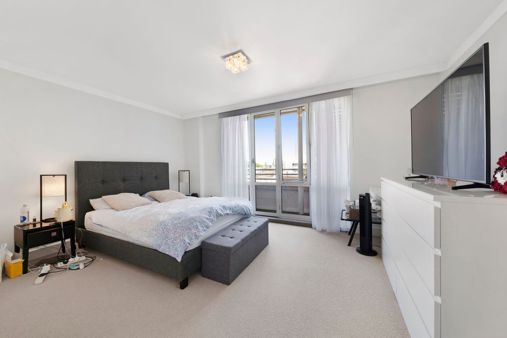 Property photo 3 of 10 Bedroom